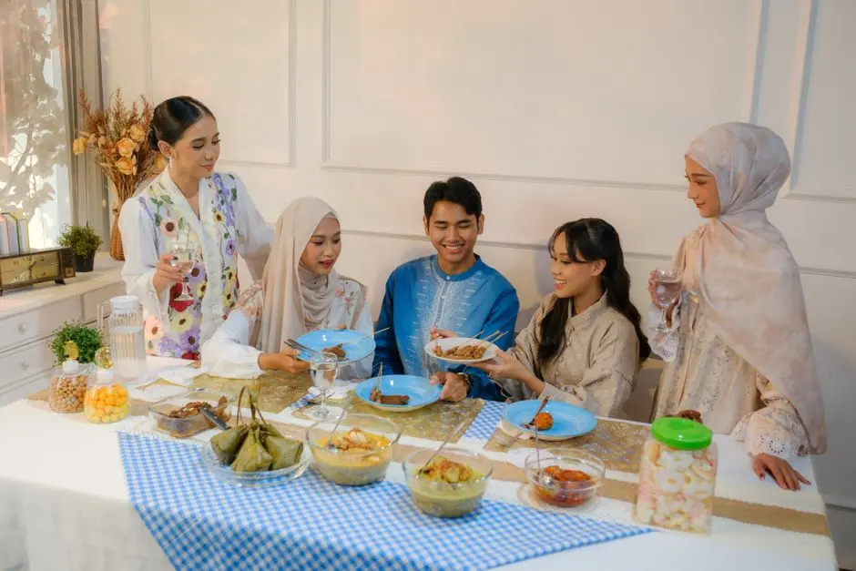 Suasana sentra kuliner lokal sebagai persinggahan liburan