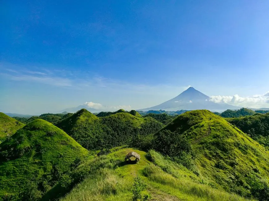 Pemandangan bukit hijau Nglanggeran dengan latar Gunung Api Purba