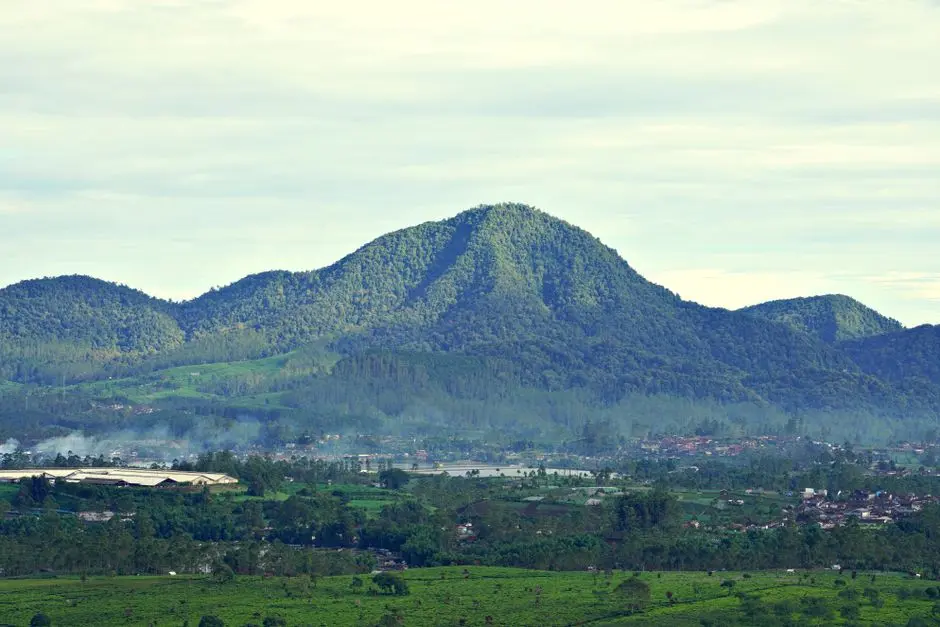 Pemandangan bukit hijau Nglanggeran dengan latar Gunung Api Purba