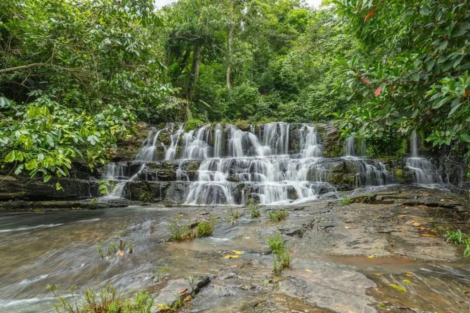 Air terjun Curug Lawe dengan air jernih di kolam alami dan pepohonan hijau